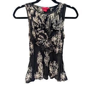 Sunny Leigh Petite PS Sleeveless Pleated Top Black & Ivory Medallion Print